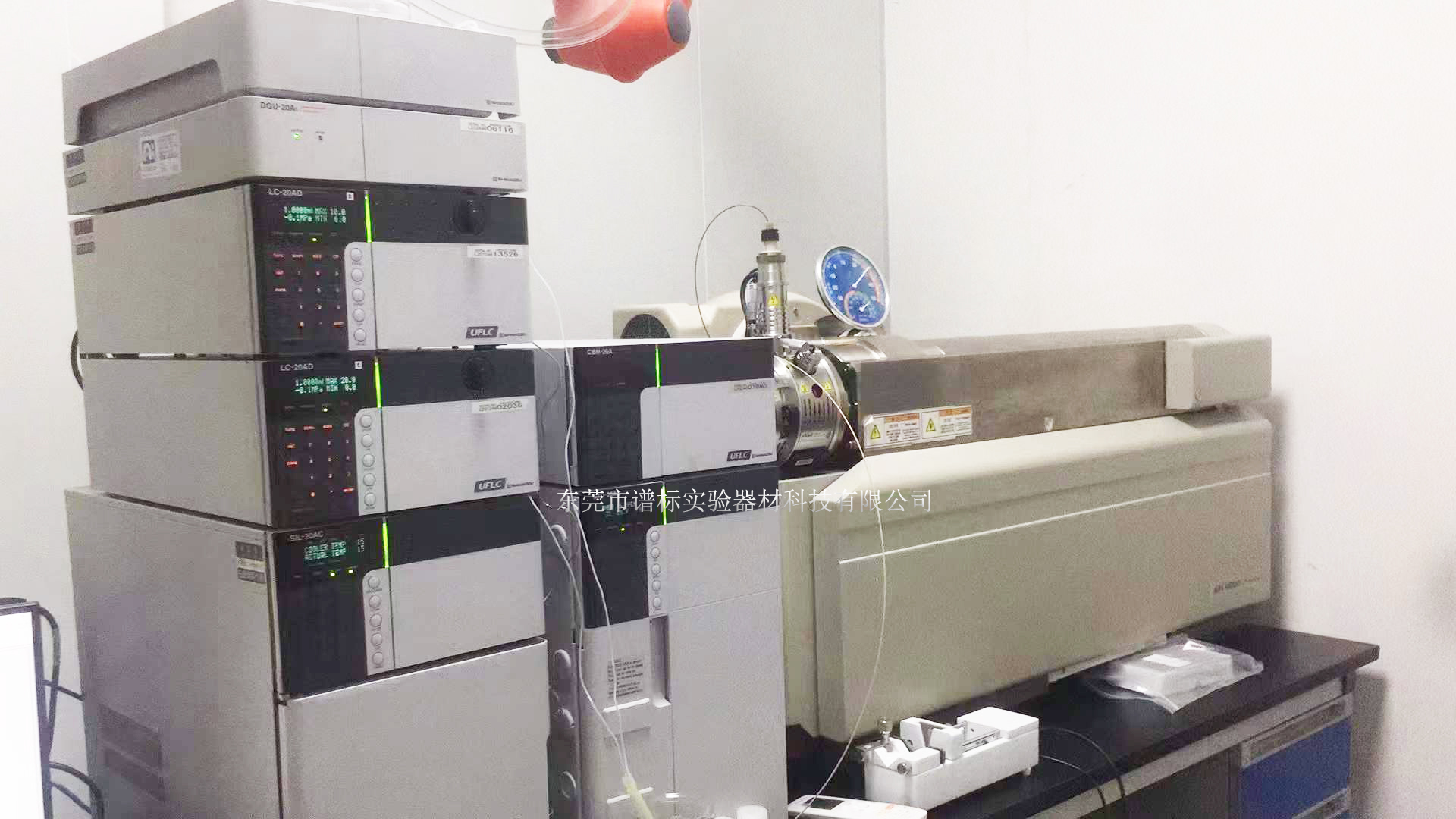 液質(zhì)聯(lián)用儀,X熒光光譜儀于7月18日在廣州某化妝品檢測(cè)安裝調(diào)試